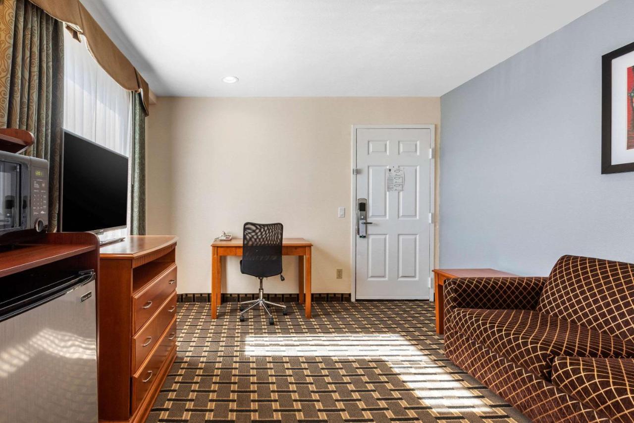 Quality Inn & Suites Huntington Beach Extérieur photo